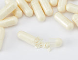ALLICINMAX cápsulas en mano para comparar tamaño y facilidad de toma