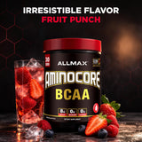 Usuario bebiendo ALLMAX Aminocore entre entrenos para recuperación rápida