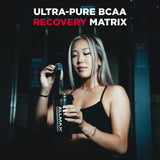 ALLMAX atleta usando Aminocore en el gimnasio para complementar rutina