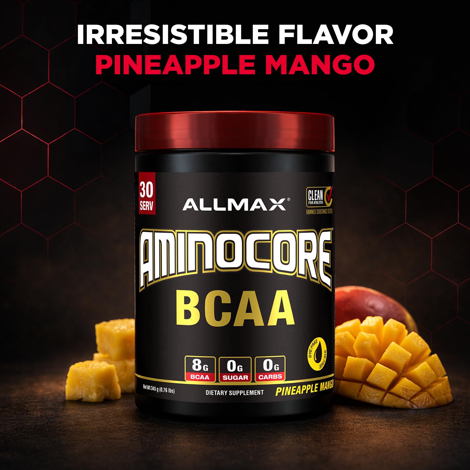 ALLMAX persona bebiendo AMINOCORE durante entrenamiento para recuperación rápida