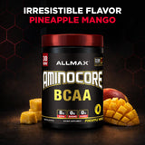 ALLMAX persona bebiendo AMINOCORE durante entrenamiento para recuperación rápida