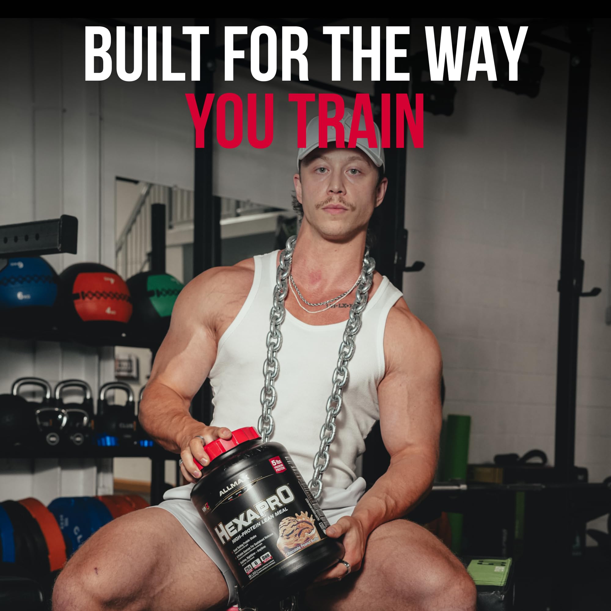 ALLMAX persona bebiendo tras entrenamiento para recuperación práctica