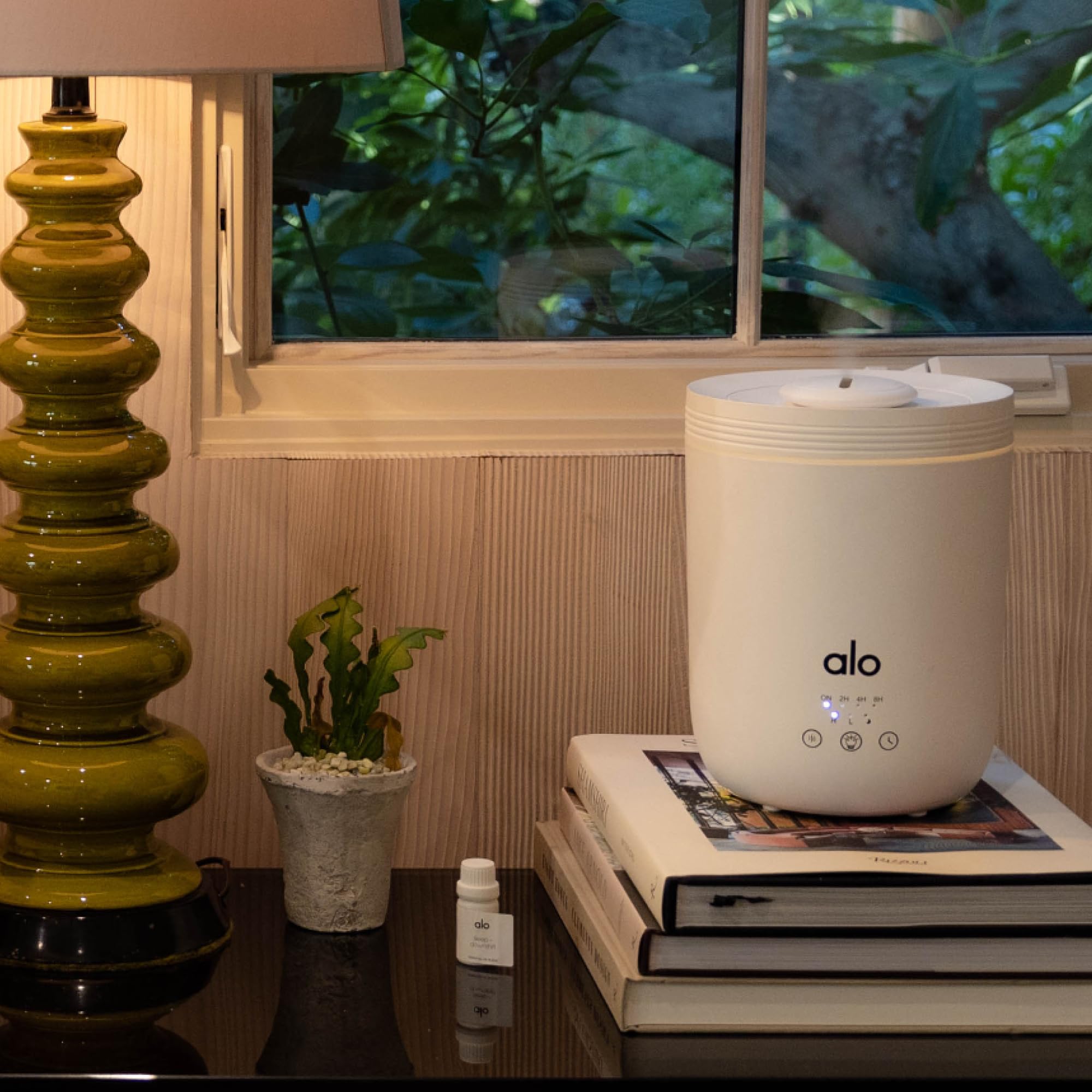 Alo en práctica de yoga mostrando ambiente spa y concentración