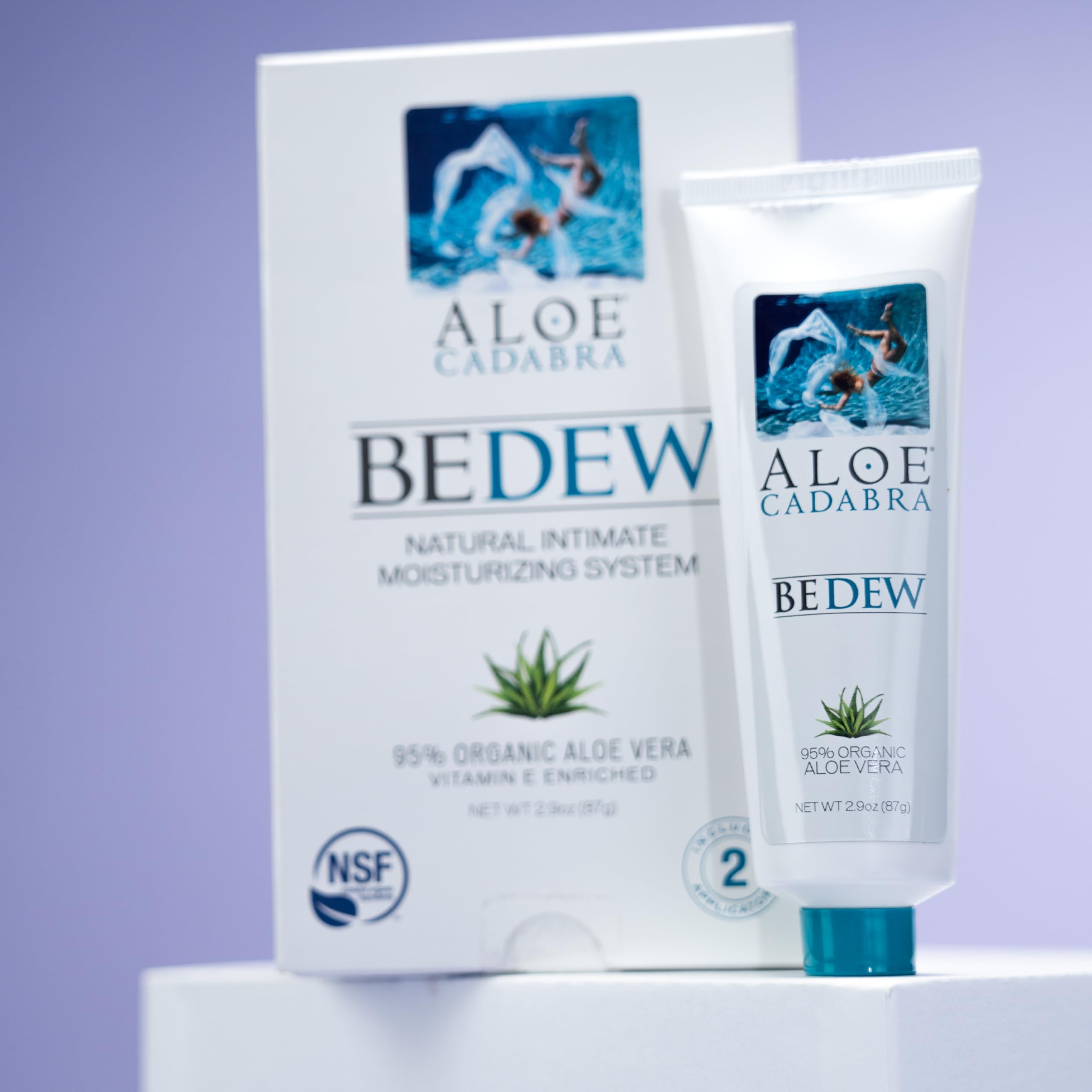 Aloe Cadabra tubo de 85 g junto a una moneda para comparar tamaño