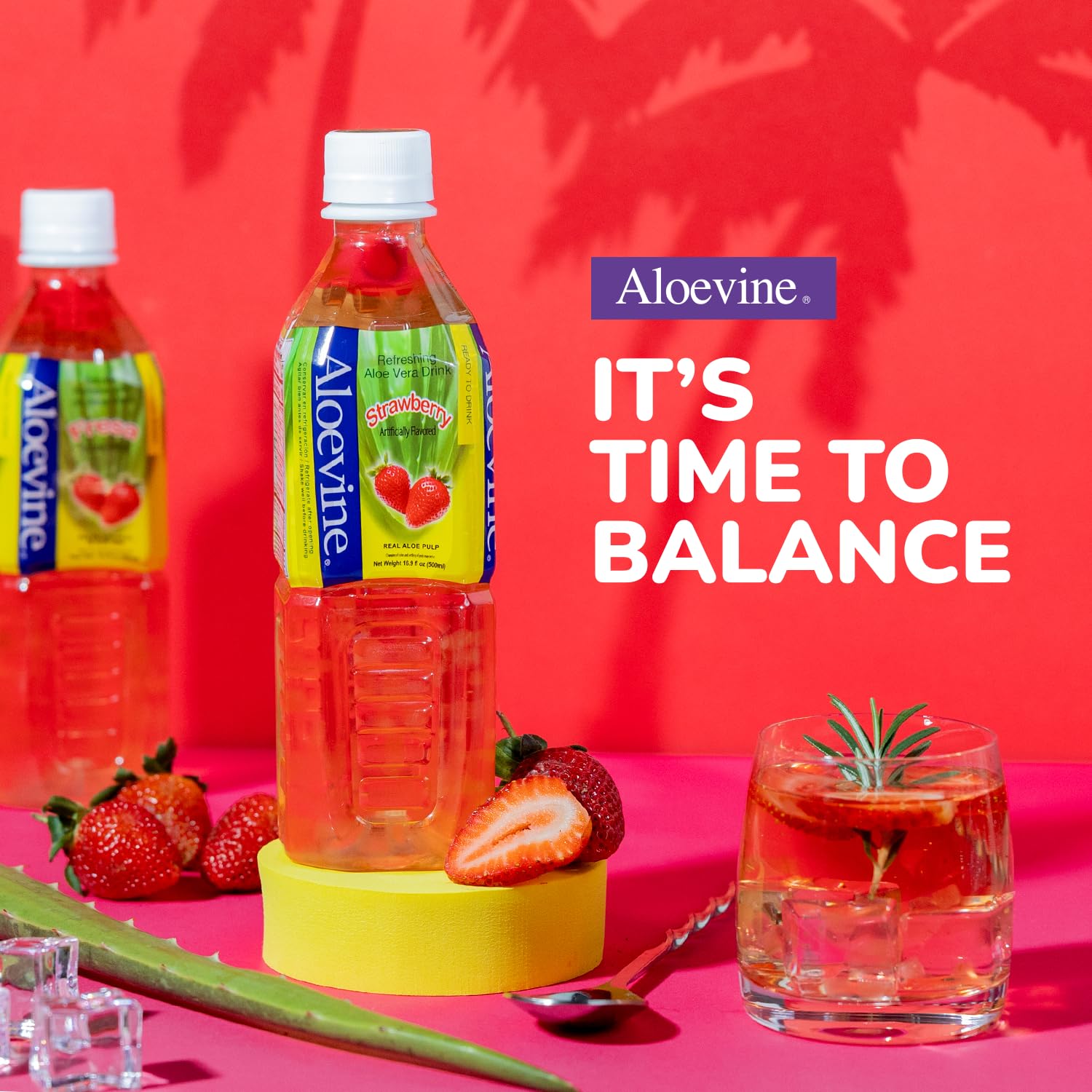 Aloevine escena estilo de vida con botella fría en mesa para hidratación rápida