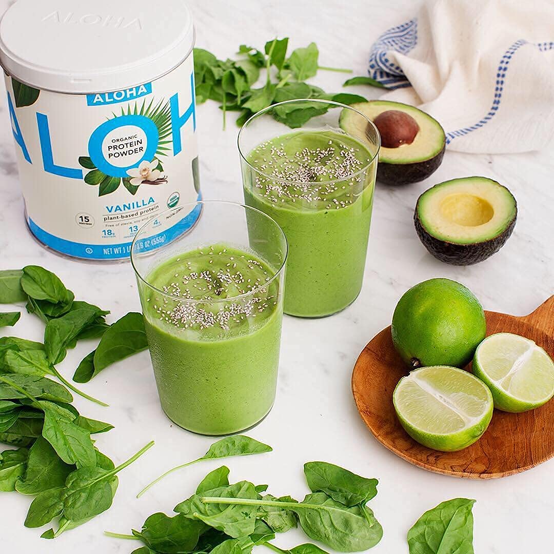 ALOHA batido con fruta en ambiente cotidiano aportando energía natural