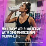 ALPHA LION atleta mezclando pre-workout demostrando uso en gym
