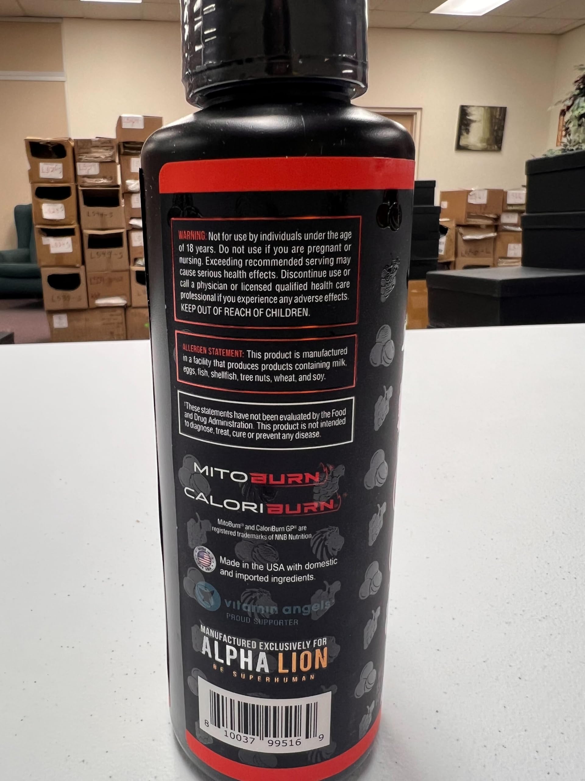 ALPHA LION lifestyle: persona activa tomando shot apoyo metabólico