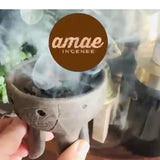 amae INCENSE ambientación en sala mostrando ambiente natural, ventaja mejora atmósfera