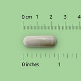 Primer plano de cápsula Amazon Basics Garcinia Cambogia resaltando textura y facilidad de ingestión