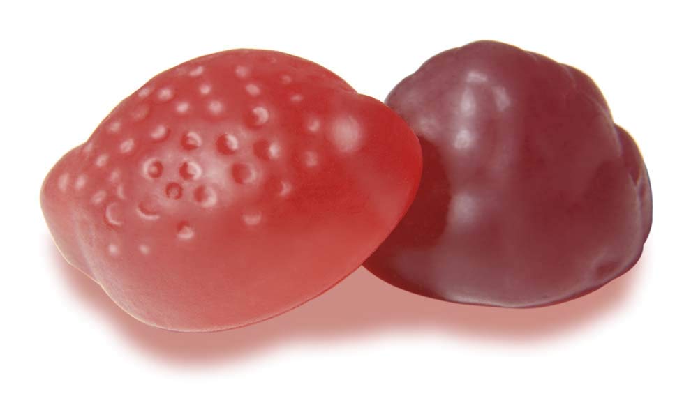 Amazon Basics uso: mano sosteniendo dos gomitas como dosis diaria