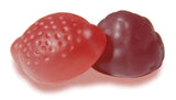 Amazon Basics uso: mano sosteniendo dos gomitas como dosis diaria
