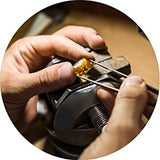 Amber Touch pulsera en ambiente cotidiano mostrando estilo y versatilidad