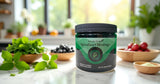 Amrutha Herbals frasco junto a una mano para comparar tamaño
