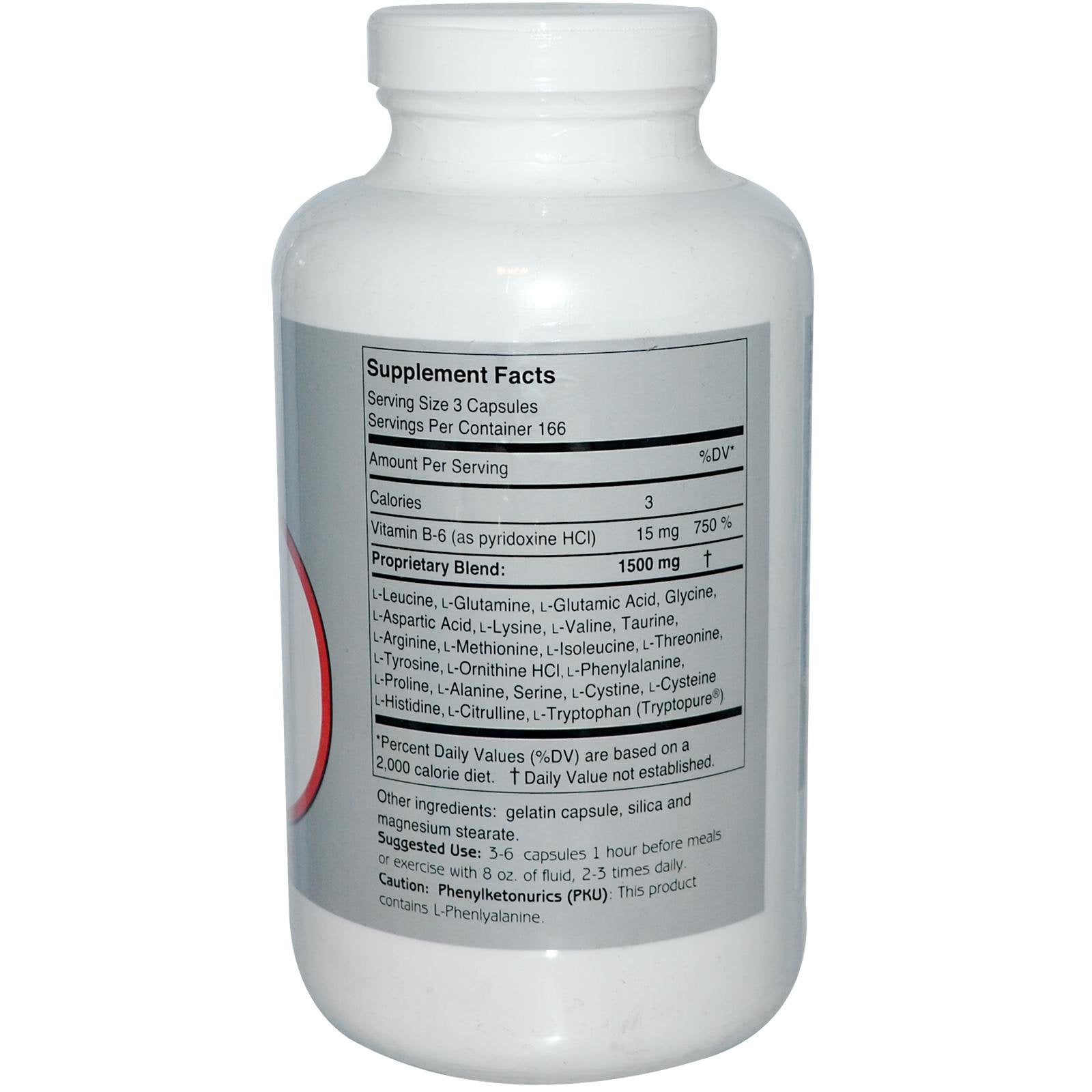 Anabol Naturals Amino Balance cápsulas en mano mostrando la textura y facilidad de ingestión