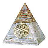 ANAYA AGATE pirámide frontal mostrando su brillo translúcido y elegancia decorativa