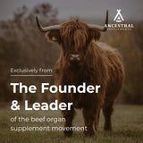 Ancestral Supplements cápsulas en mano para comparar tamaño y dosificación práctica