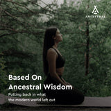 Ancestral Supplements frasco sobre pasto representando origen alimentado con pasto