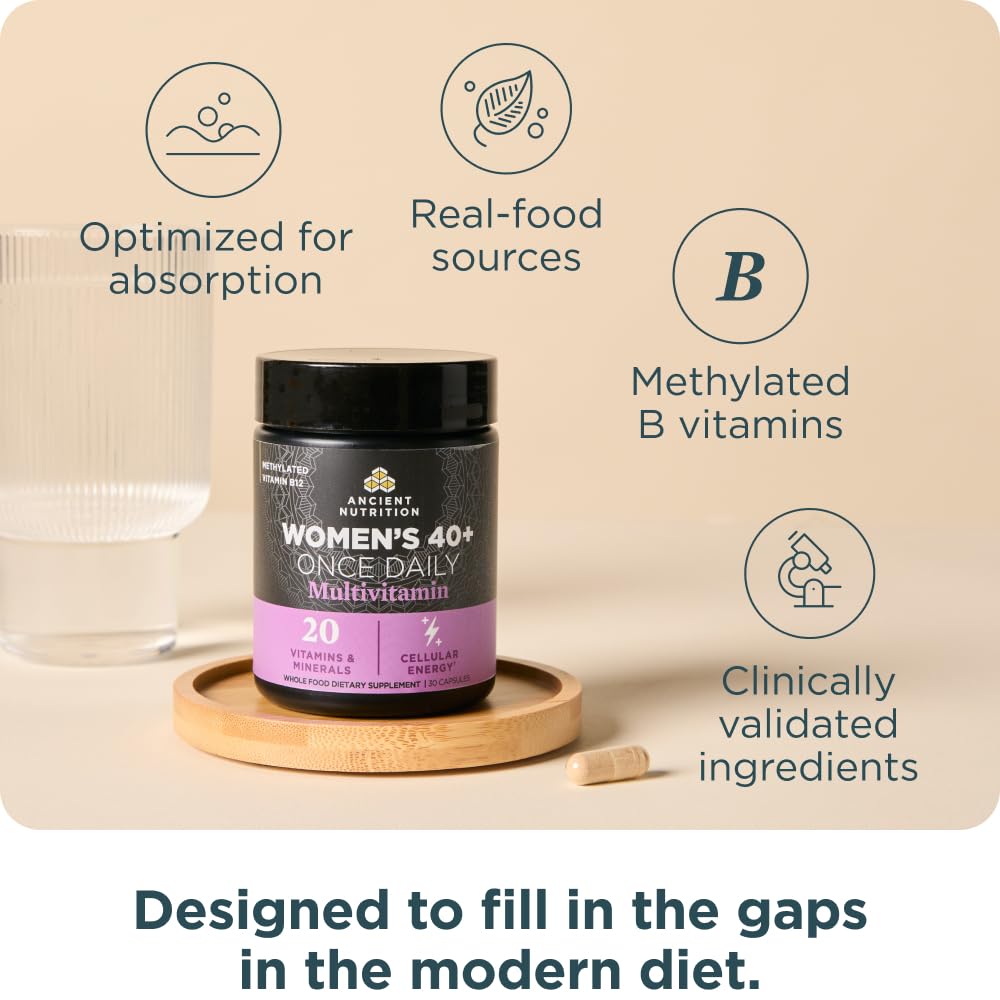 Ancient Nutrition cápsulas en mano para mostrar tamaño real y conveniencia diaria