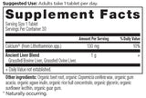 Ancient Nutrition cápsulas en mano para fácil dosificación diaria
