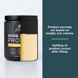 Ancient Nutrition envase junto a una taza para comparar tamaño de la porción