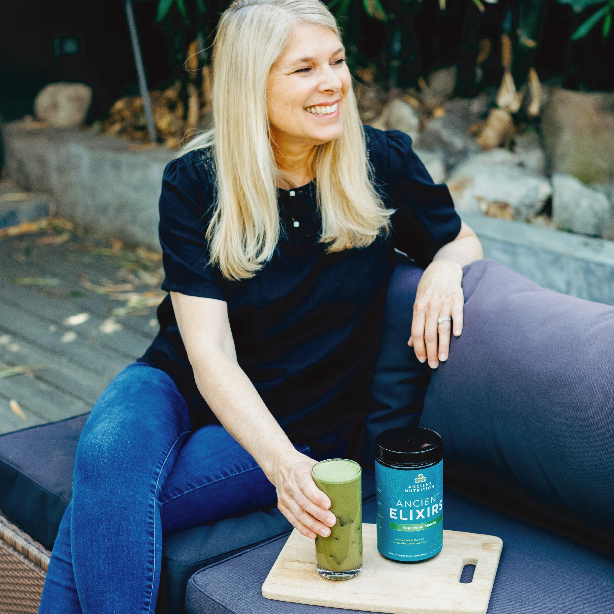 Ancient Nutrition cuchara midiendo una porción de polvo matcha para un control fácil de la dosis