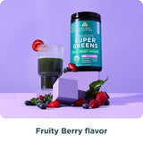 Vaso con batido berry hecho con Ancient Nutrition SuperGreens en uso diario para energía