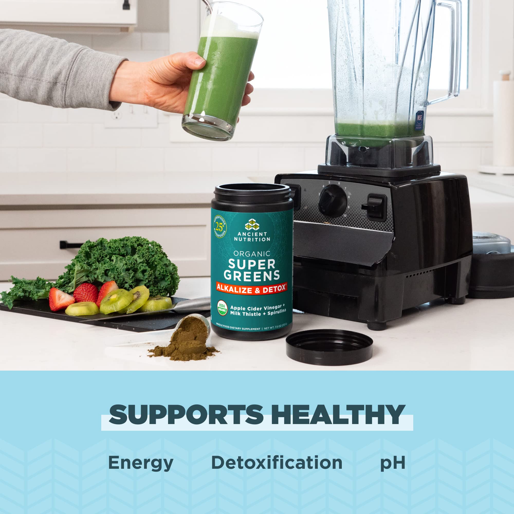 Ancient Nutrition envase junto a una cuchara para mostrar tamaño real
