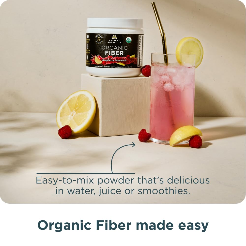 Ancient Nutrition frasco junto a una mano para comparar tamaño y porciones