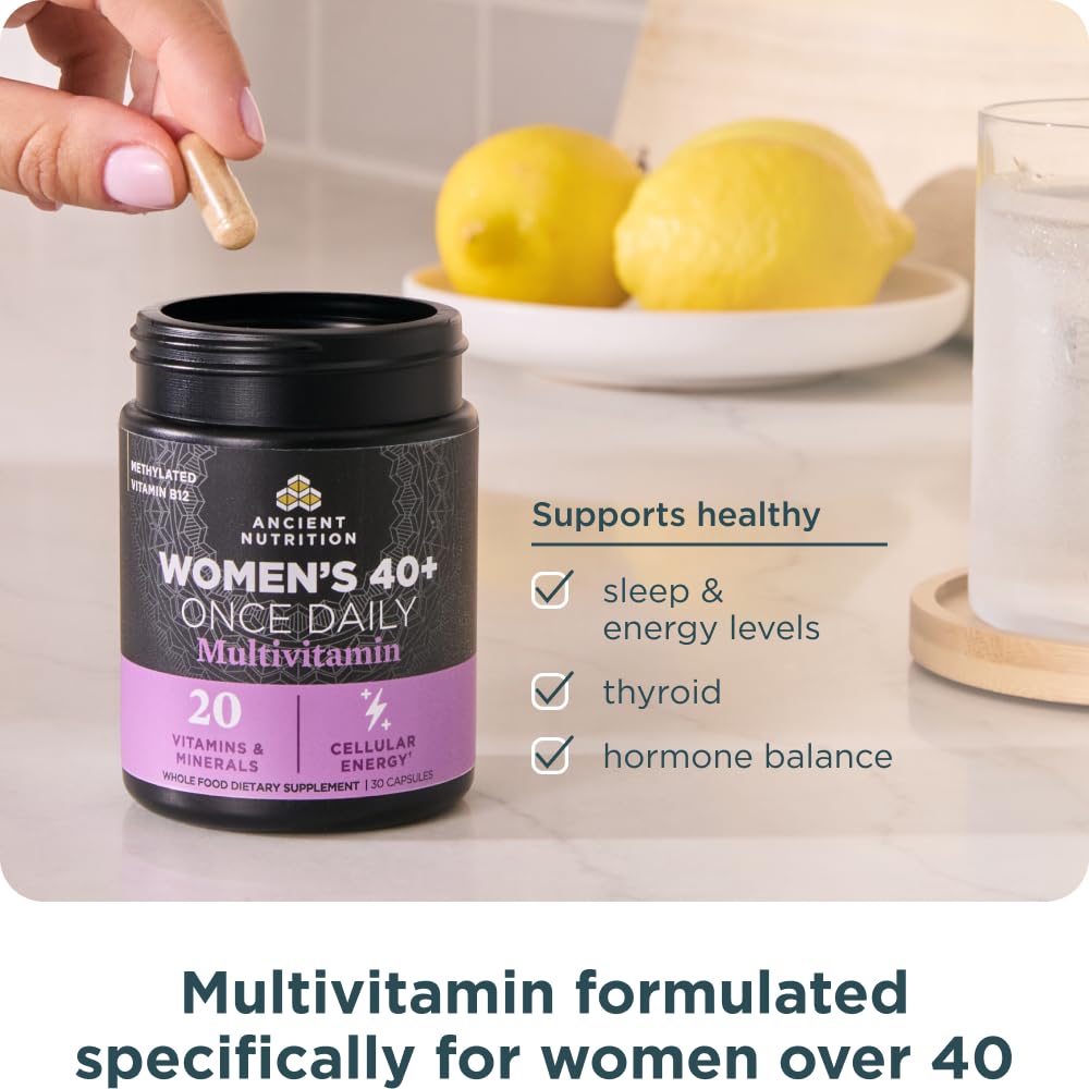 Ancient Nutrition mujer tomando la cápsula para mostrar integración en rutina