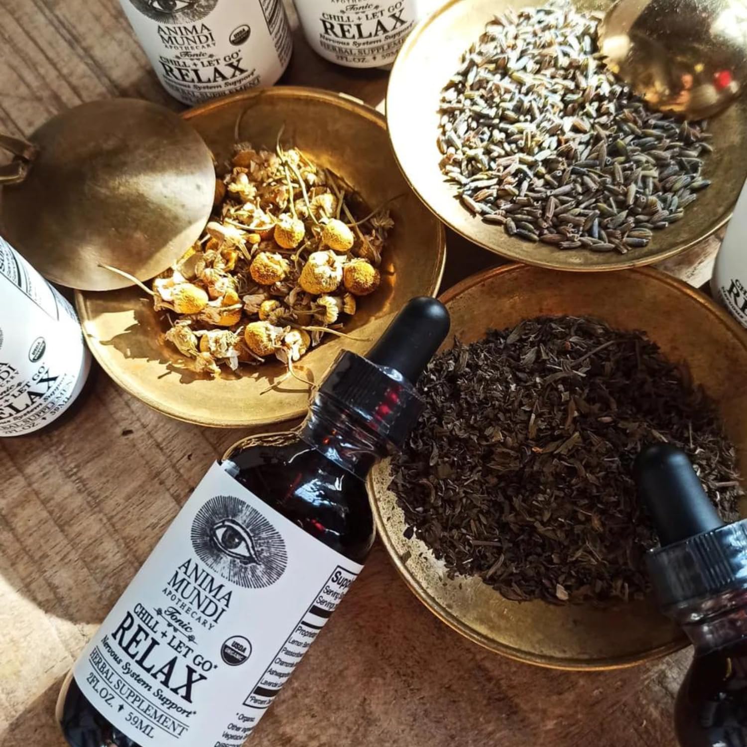 Anima Mundi tónico mezclado en vaso ilustrando uso diario calmante