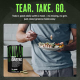 Animal Daily Greens persona tomando cápsulas con comida aporta practicidad