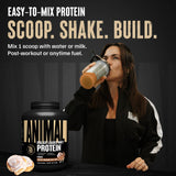 Animal Whey cucharada de polvo junto a pesa para referencia de porción