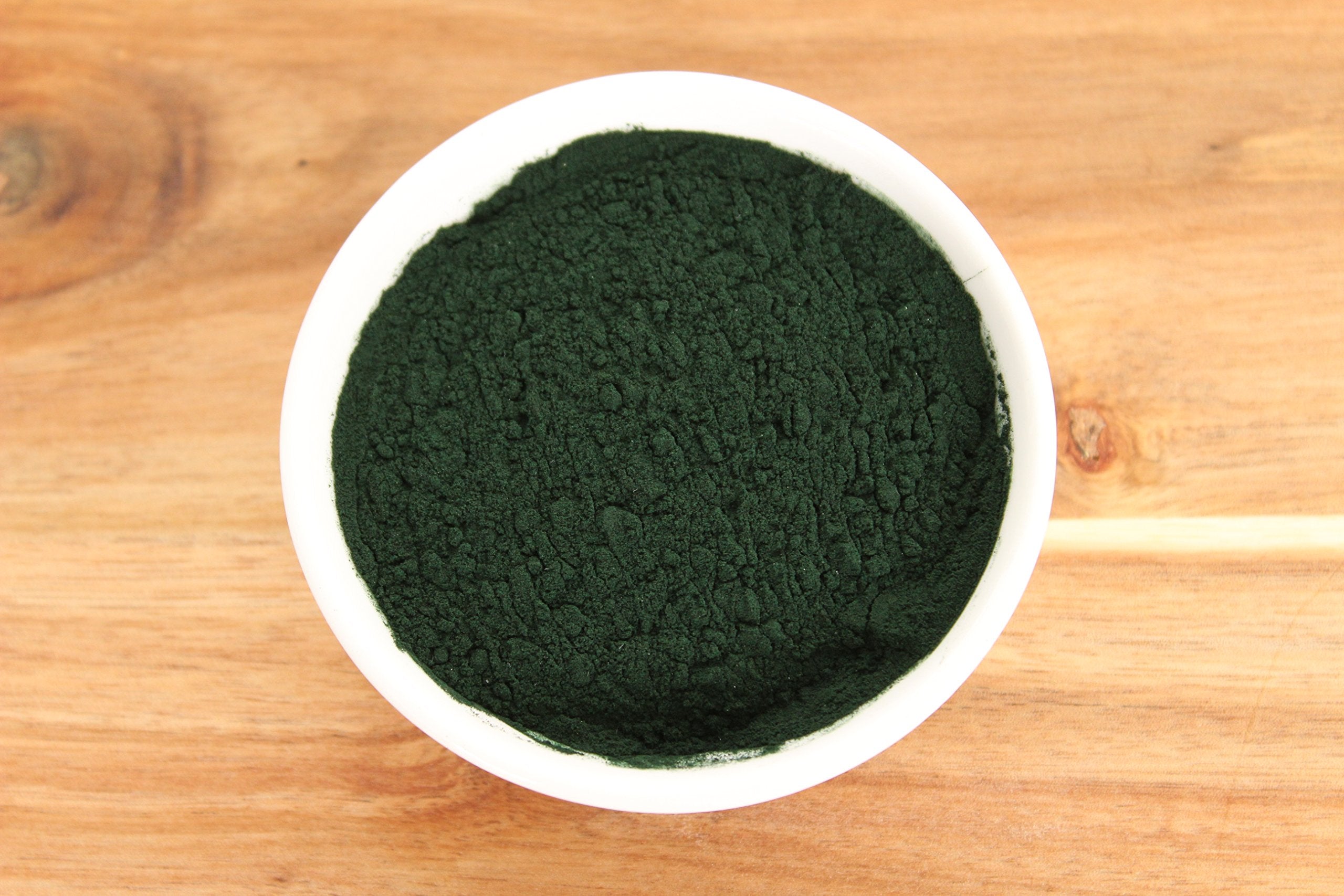 Anthony's spirulina en cuchara para comparar porción, control de dosificación