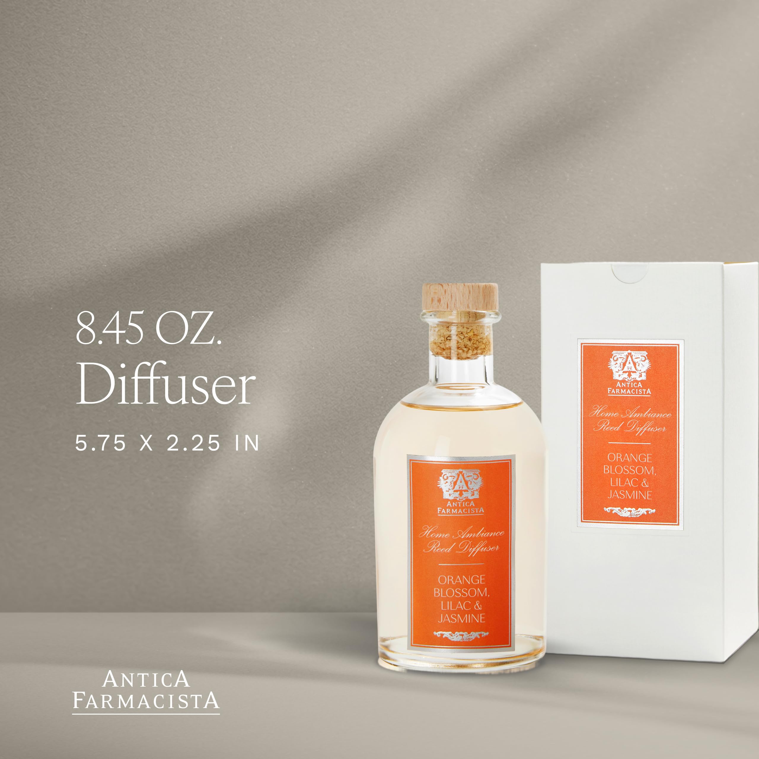 Antica Farmacista primer plano de las varillas difusoras mostrando cómo dispersan fragancia continuamente