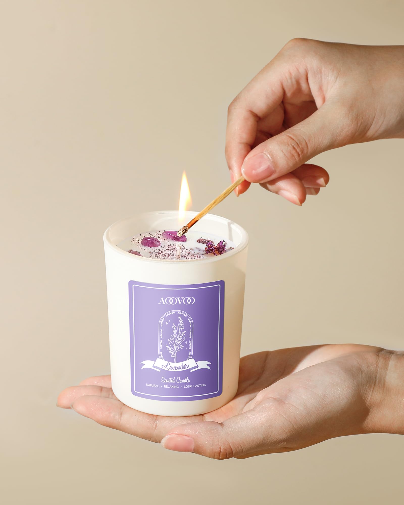 AOOVOO vela encendida creando ambiente relajante y aroma de lavanda