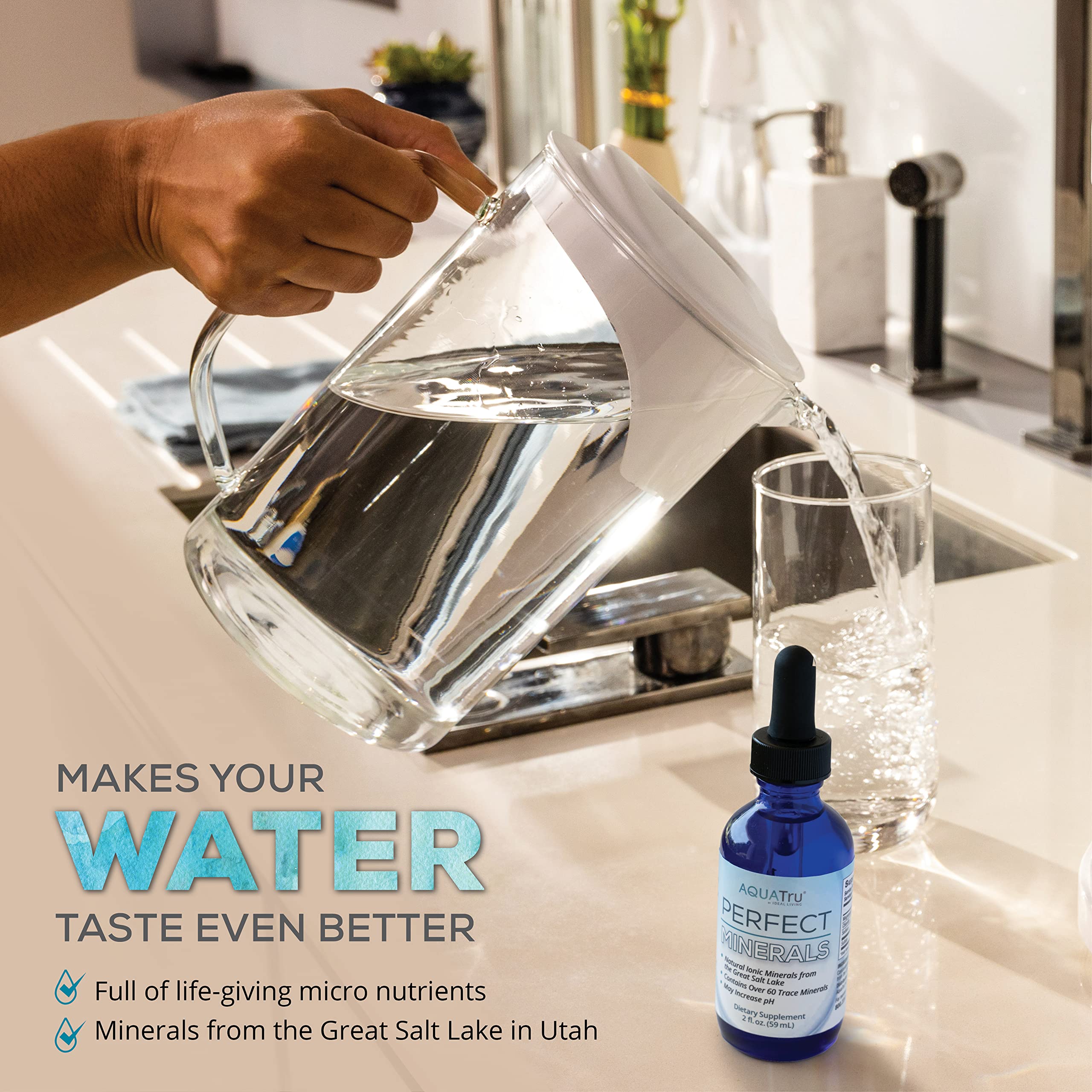 AQUA TRU comparación de tamaño con mano para visualizar la botella de 60 ml portable