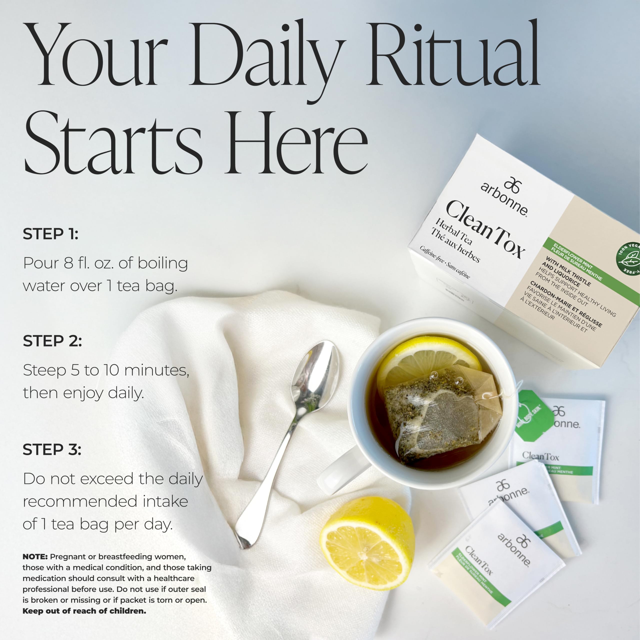 Arbonne Cleantox ingredientes sueltos en mesa: menta, cardo mariano y saúco, mostrando origen herbal
