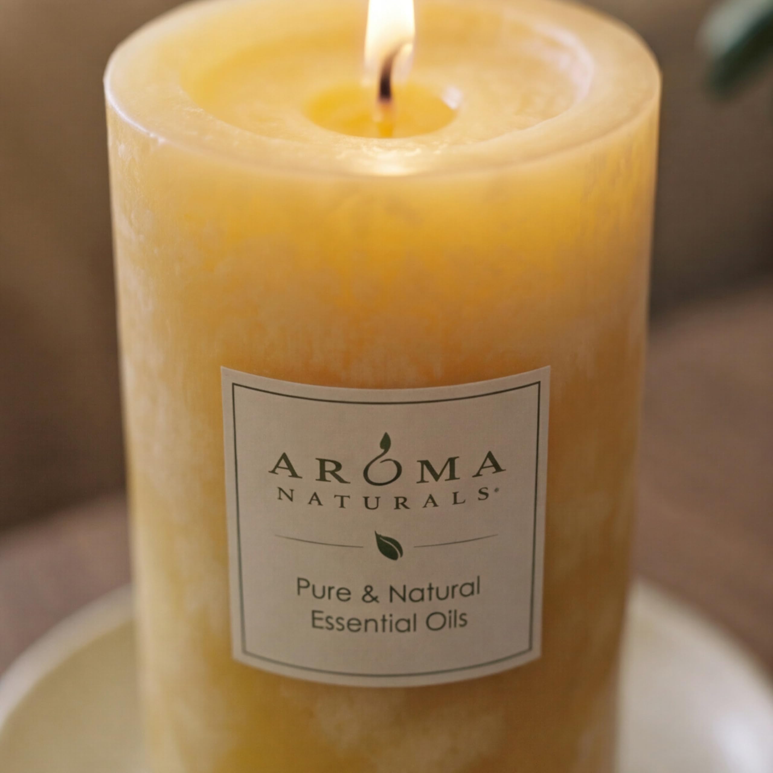 Aroma Naturals vela en mesa de desayuno aportando frescura matutina