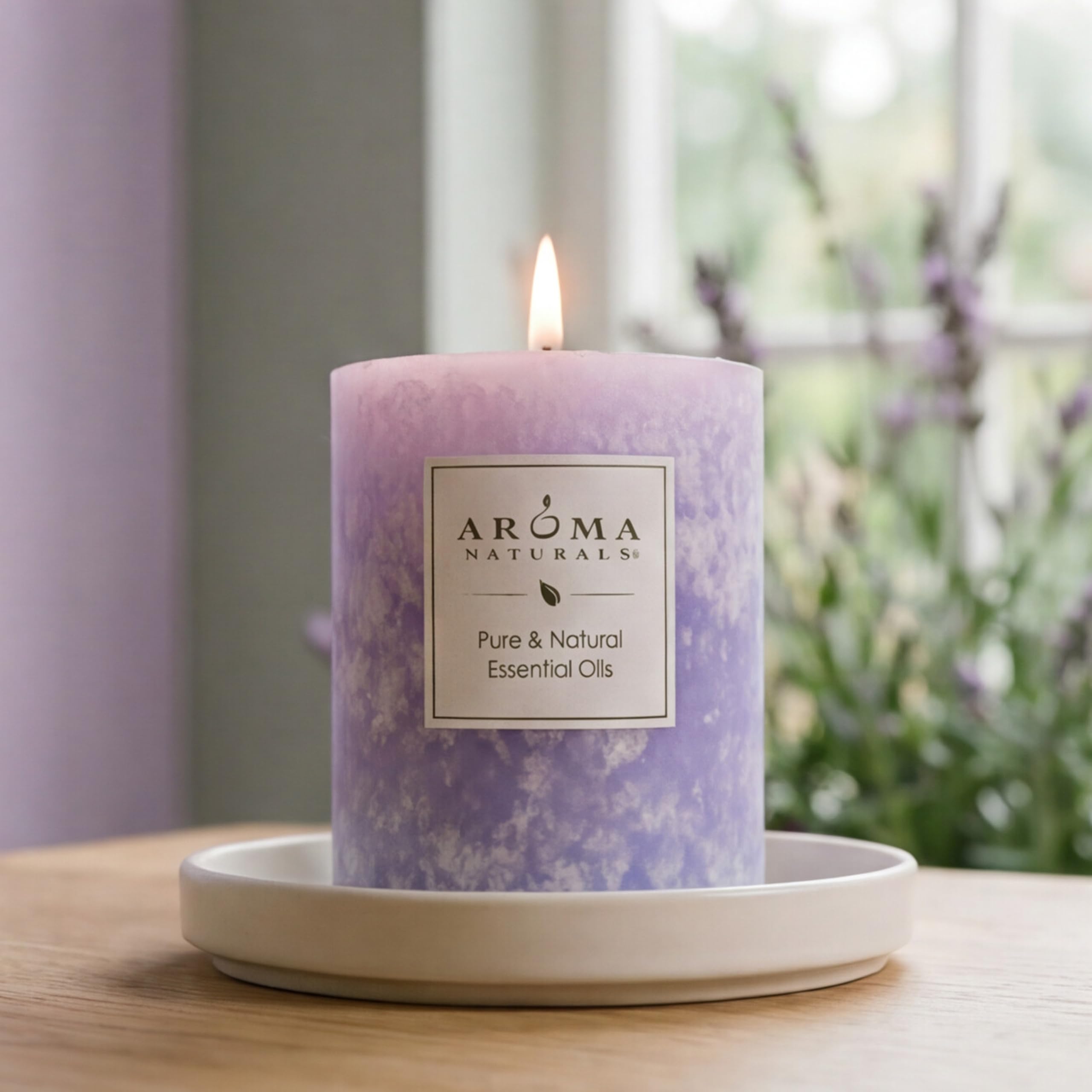 Aroma Naturals vela encendida en salón, crea ambiente cálido y relajante