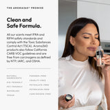 Aroma360 botella al lado de una mano para escala y practicidad