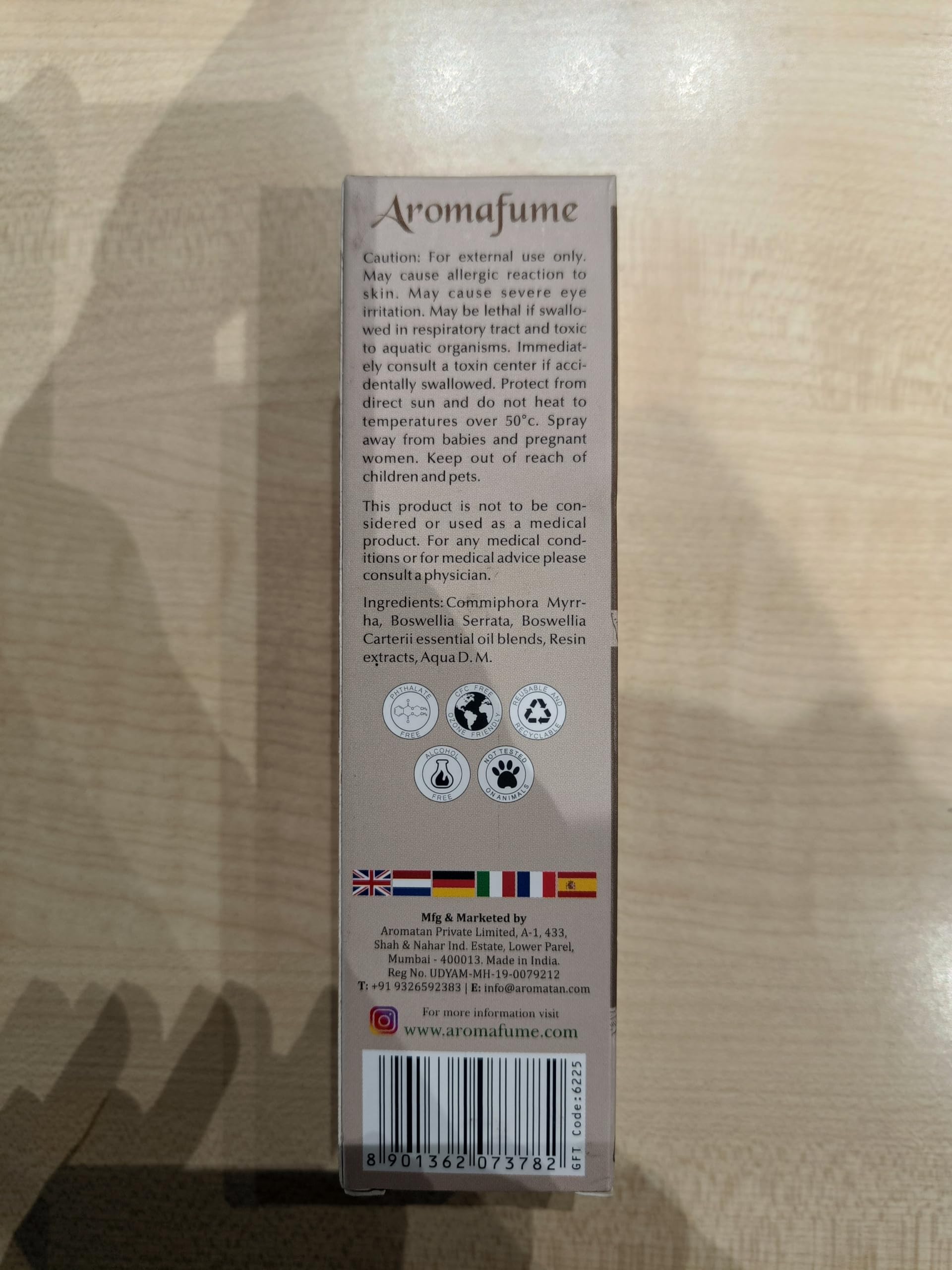 Aromafume ambiente hogareño con spray creando espacio sereno
