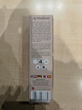 Aromafume ambiente hogareño con spray creando espacio sereno