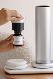 AromaTech AroMini BT Plus en sala ambientada demostrando aroma continuo y acogedor