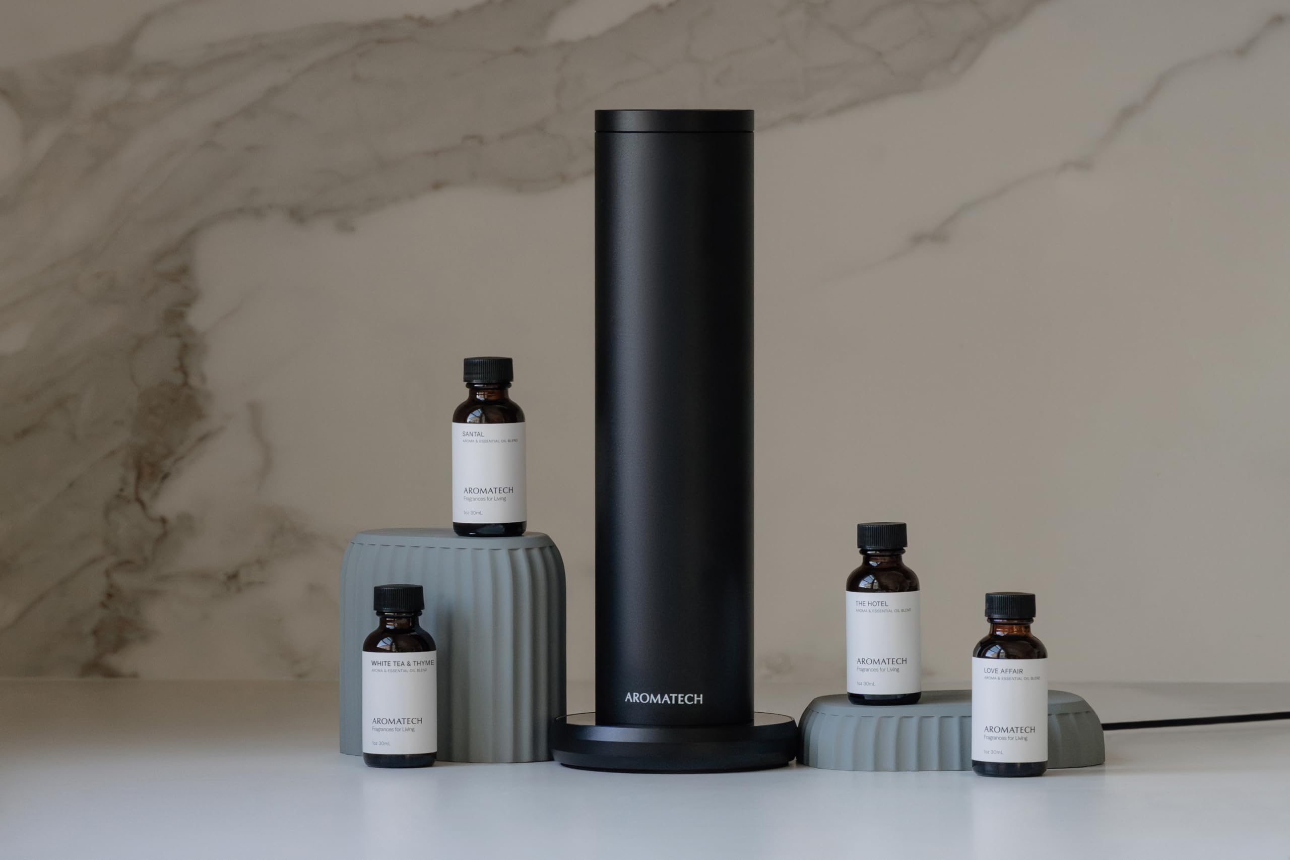 AromaTech AroMini comparación con mano, tamaño compacto y portátil
