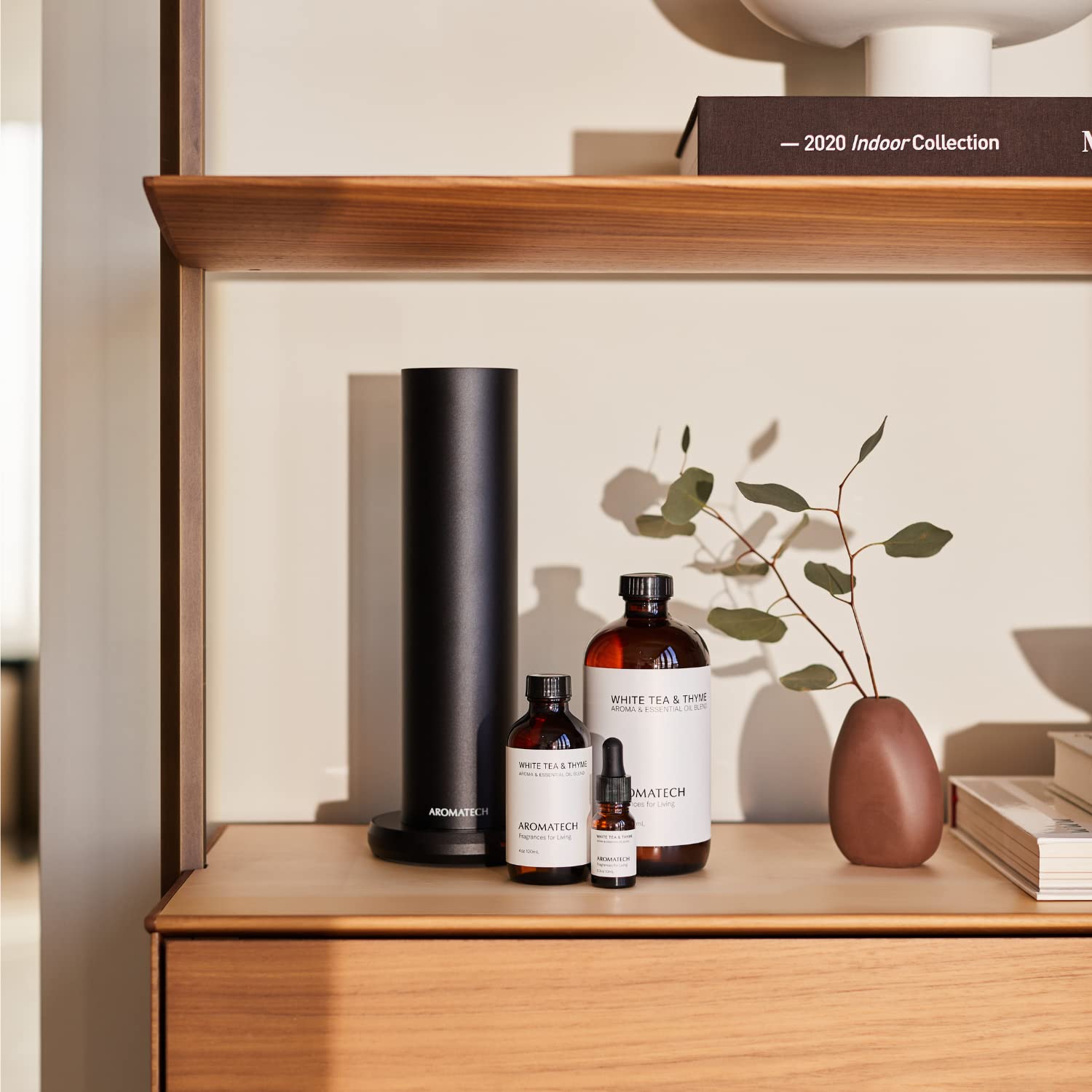 AromaTech hojas de té en primer plano evocando frescura y limpieza