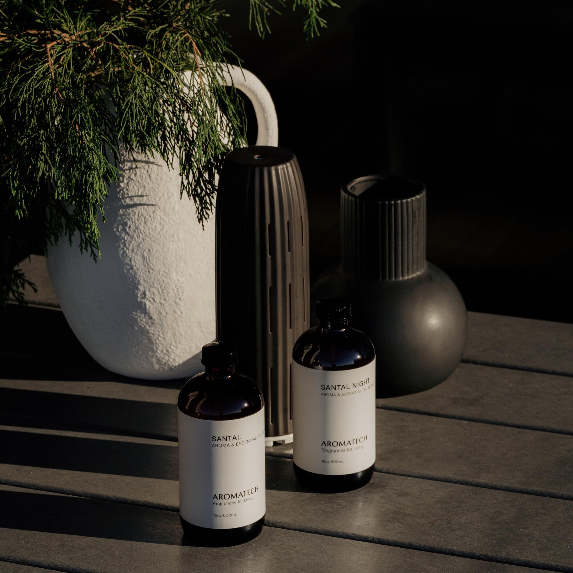 AromaTech sala perfumada con Santal creando atmósfera elegante