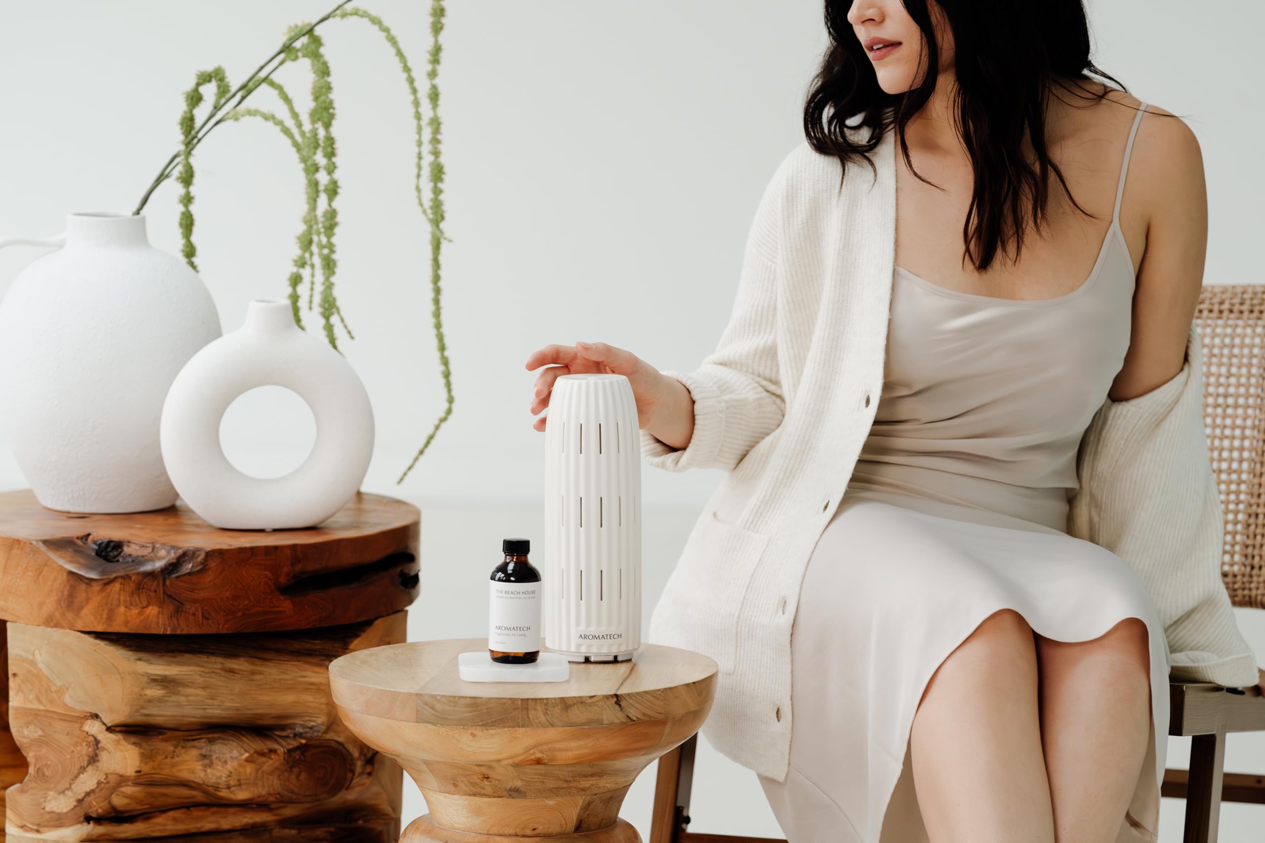 AromaTech botella conectada a un difusor ultrasónico en uso, ambiente fresco