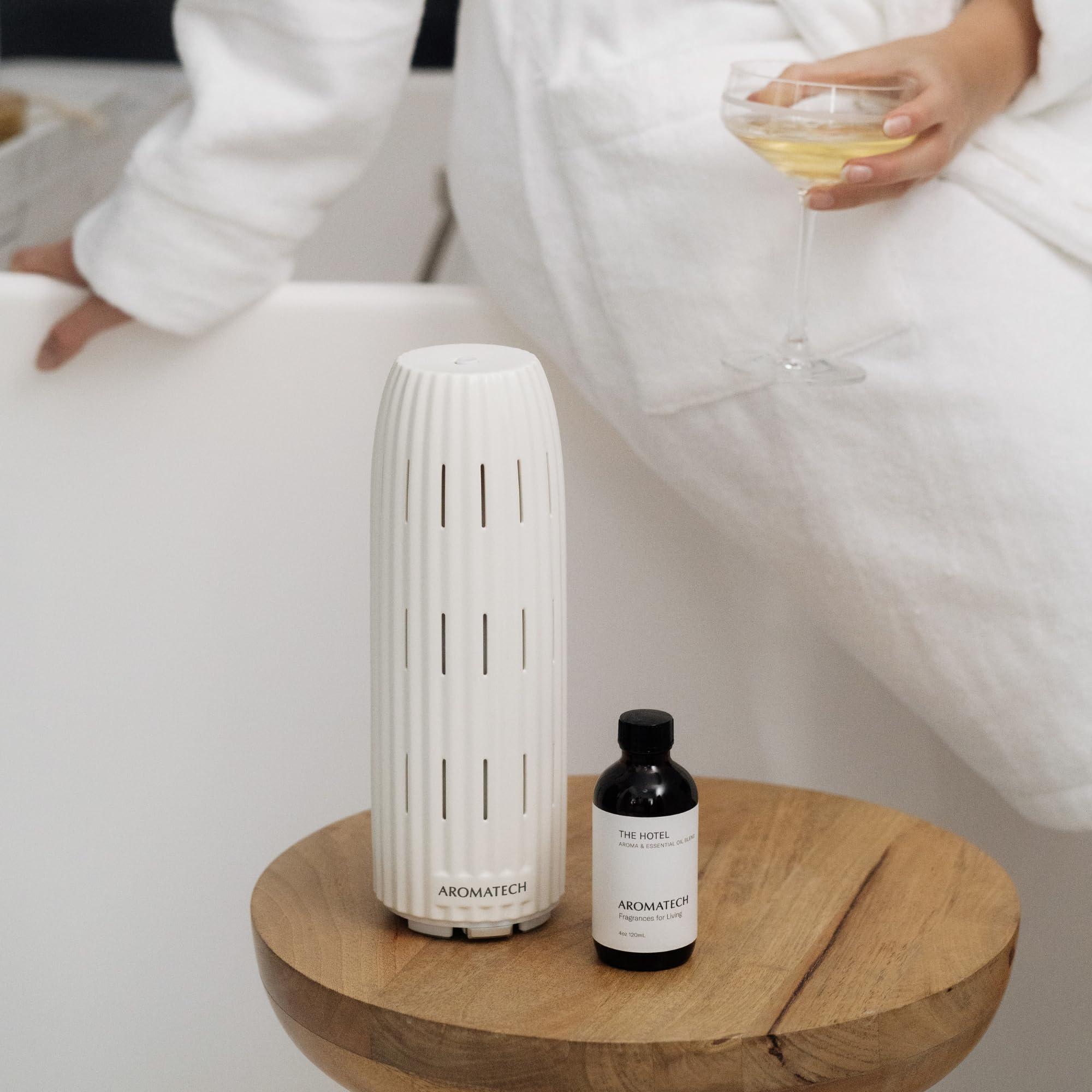 AromaTech frasco junto a una regla para comparar tamaño y portabilidad