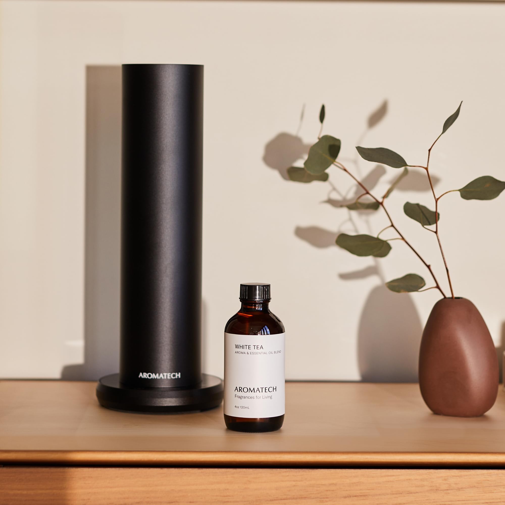 AromaTech comparación de tamaño 60 mL junto a objeto cotidiano para escala práctica